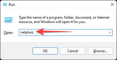 Presione Windows + R para abrir el cuadro de diálogo Ejecutar, escriba "netplwiz," y presione Ctrl + Shift + Enter para iniciarlo con privilegios administrativos.