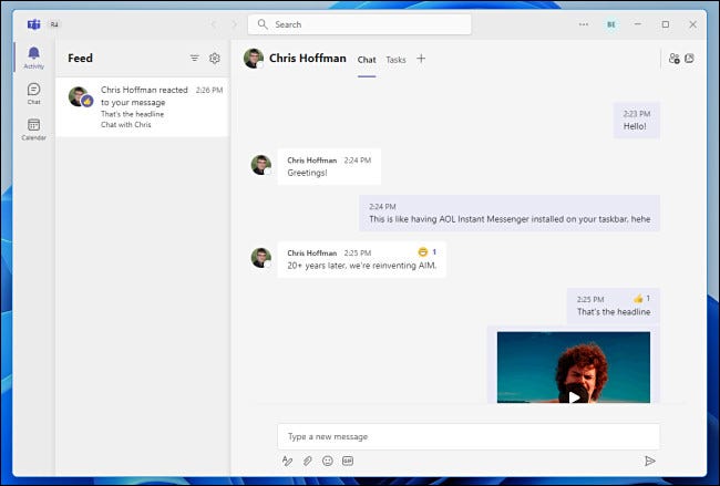 La vista completa de la aplicación Teams del chat en Windows 11.