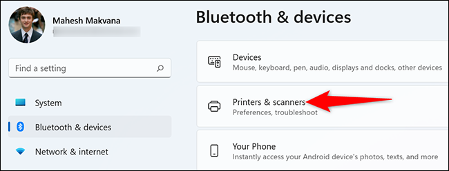 Hacer clic "Impresoras y escáneres" sobre el "Bluetooth y dispositivos" página.